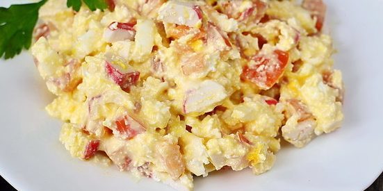 Saláty bez majonézy: salát s krabí tyčinky, sýr, rajčata a vejce