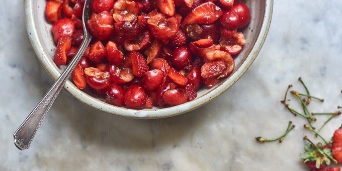 Red ovocný salát s jahodami a třešněmi