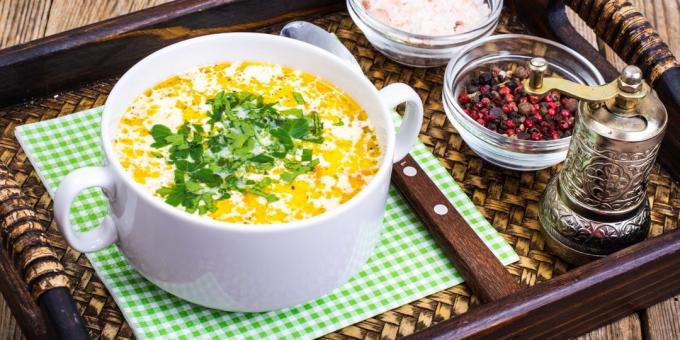 Sýr polévka s květákem, kuřecím masem a zeleným hráškem
