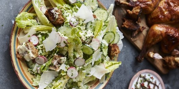 Caesar salát s kuřecím masem, okurkou a ředkvičkami od Jamie Oliver