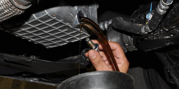 Výměna motorového oleje: Buďte opatrní: horký olej nalít silný proud