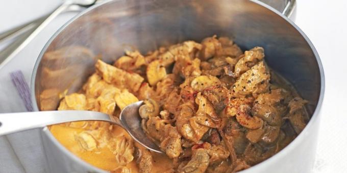 Recepty s vepřovým masem: Pikantní vepřové maso s houbami a zakysanou smetanou
