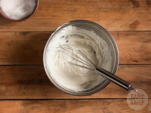 Rozšlehejte balíček smetanového sýra s několika polévkovými lžícemi běžného cukru a balíček vanilky