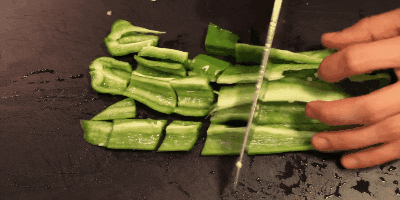 Gazpacho: Nakrájejte zeleninu na kostičky