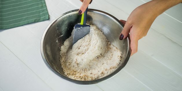 Hruškový a ořechový koláč: suché ingredience míchejte do hladka
