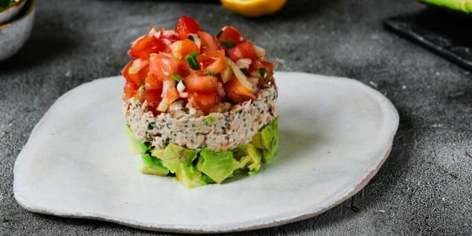 Salát s tuňákem, rajčaty a avokádem