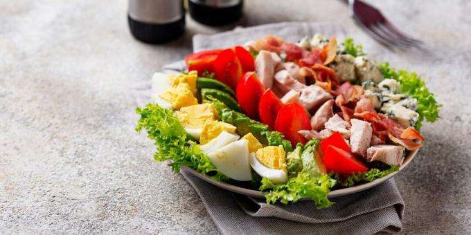 Cobb salát se šunkou, vejci, avokádem, cherry rajčaty a modrým sýrem