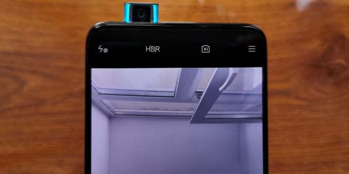 Přední kamera Xiaomi Poco F2 Pro je skrytá v těle a v případě potřeby se vysune