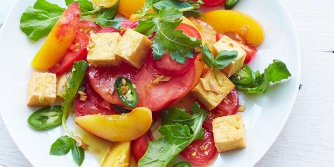Salát s rajčaty. Pikantní salát s rajčaty, rukolou, broskve a tofu