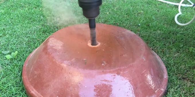 Jak vyrobit fontánu pro kutily: vyvrtejte díru do středních a malých desek