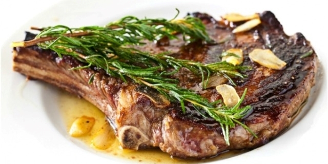 Recepty s česnekem: steak s česnekem a rozmarýnem