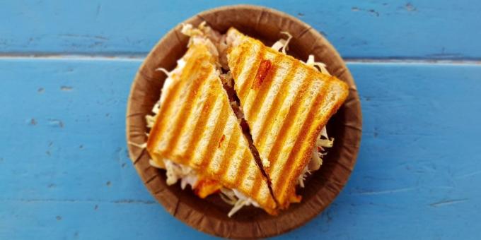 sýr: Hot sendvič s krůtím, sýrem a rukolou