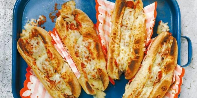Recept hot hovězí sendviče s masovými kuličkami a rajčatovou omáčkou