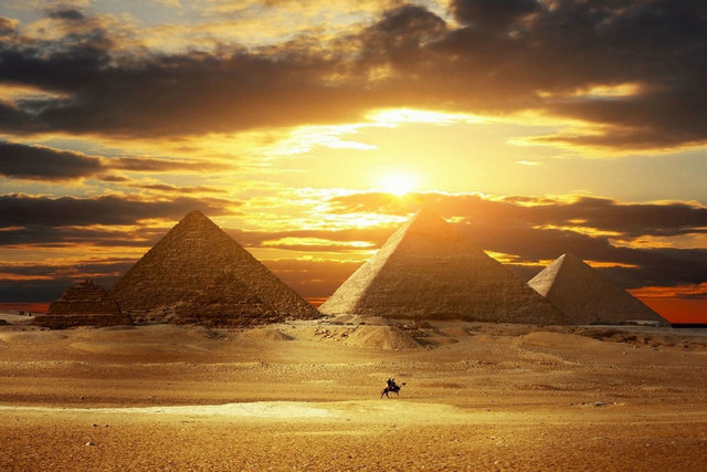 Západ slunce v Egyptě u pyramid