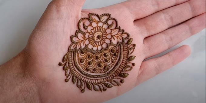 Henna po ruce: přidejte vzor