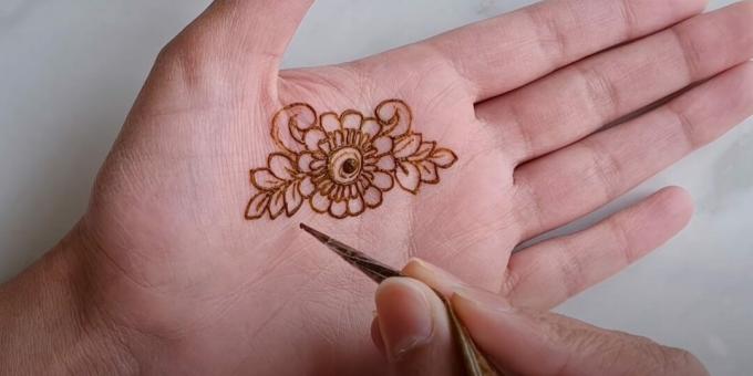 Henna kresby na ruce: nakreslete kudrlinky a větve