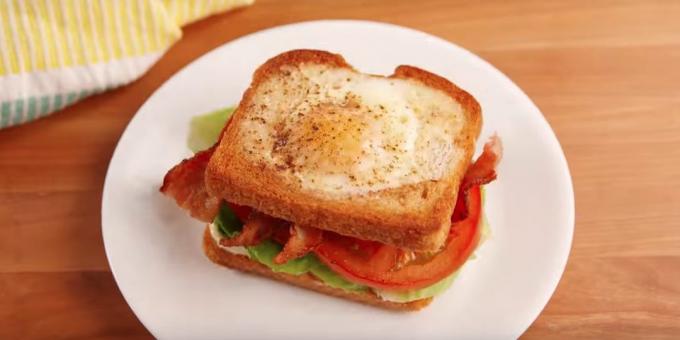 Recept sendvič s opečeným chlebem, slaninou a rajčaty