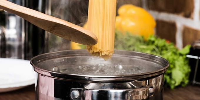 Proč není nutné nalít vodu z těstovin: malé tajemství šéfkuchaře