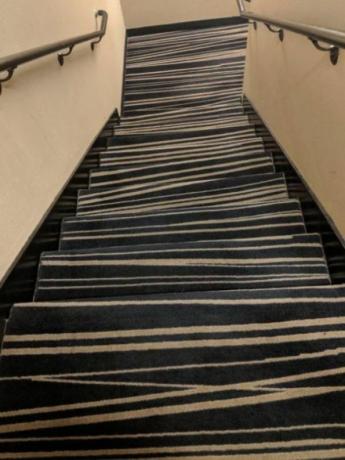 nebezpečný koberec na schodech