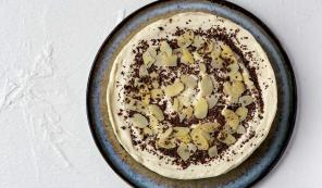 Krémový koláč bez pečení se sušeným ovocem, ořechy a portským