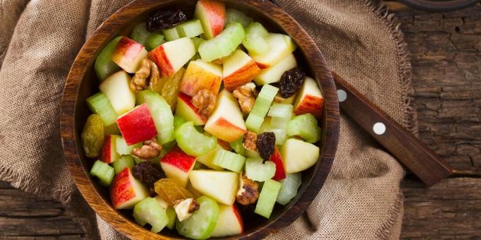 Salát s celerem, jablkem, rozinkami a ořechy