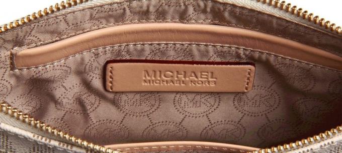 Originální a padělané kabelky Michael Kors: písmena loga by měl být umístěn přesně