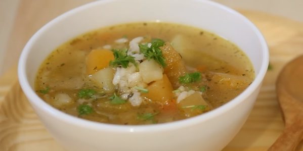 Pokrmy z tuřínu: Zeleninová polévka s tuřín a rýží