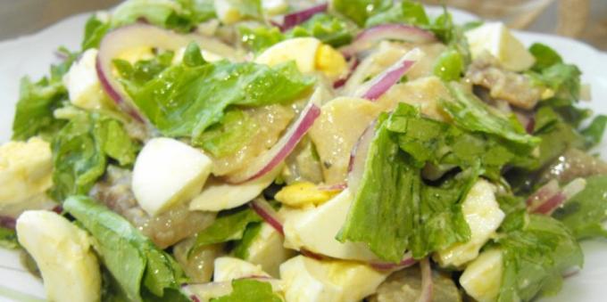Recepty na saláty bez majonézy: Salát s sledě, vejce a cibulí