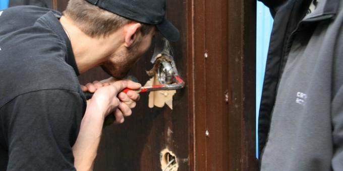 Co dělat, když ztratíte klíče od bytu: otevření zámku dveří