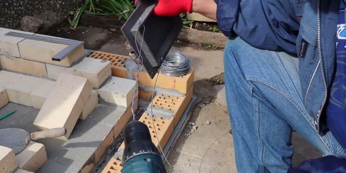 Jak vyrobit tandoor vlastními rukama: Pomocí šroubováku stočte drátěný knír