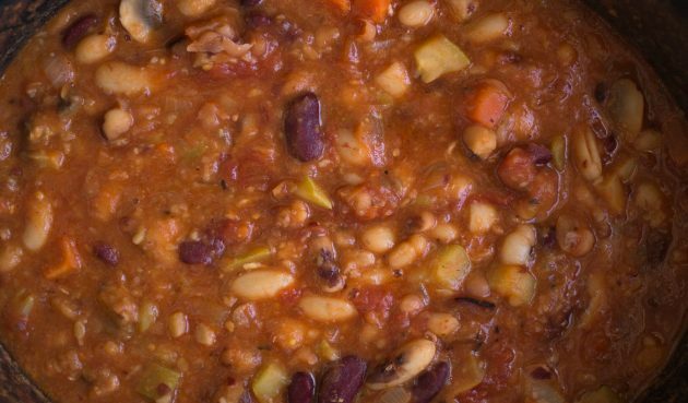 Aby byl fazolový ragú krémový, rozdrťte část fazole mixérem nebo běžnou bramborovou kaší.
