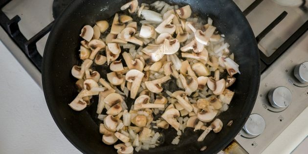 Vaječné muffiny: orestujte houby a cibuli