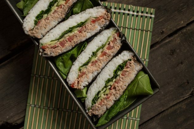 Klasický sushi sendvič onigirazu lze podávat se sójovou omáčkou nebo bez ní