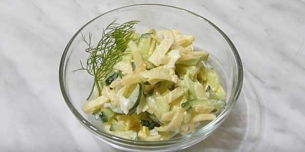 Pokrmy z tuřínu: salát s tuřín, okurkou a vajec