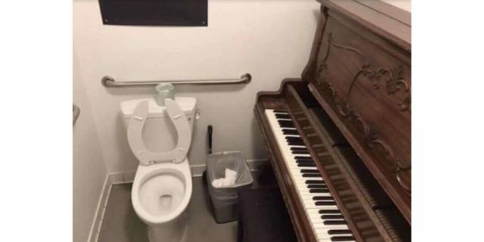 piano na záchodě