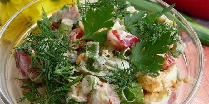 Salát s paprikou, vejci a zelené cibulky