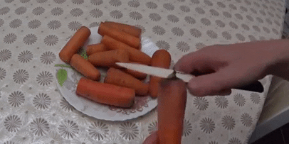 Jak uchovávat mrkev v lednici: Nakrájejte mrkev v suchých koncích obou stranách