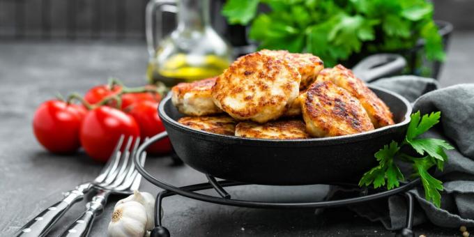Nasekané kuřecí řízečky s chlebem v troubě: jednoduchý recept