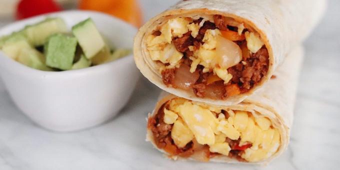 Burrito s chorrizo a omeletou
