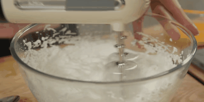 Recept meringue v troubě: metla k vytvoření tuhé vrcholy