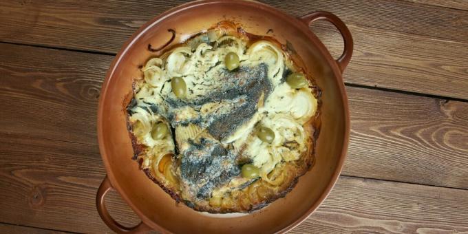 Jak vařit ryby v troubě: platýs s cibulí a zakysanou smetanou