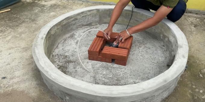 Jak vyrobit fontánu, kterou si uděláte sami: položte podporu z cihel