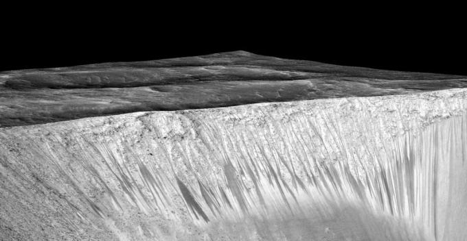 Voda na Marsu existuje v kapalné formě