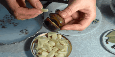 Recept: Nakládané švestky plněné česnekem