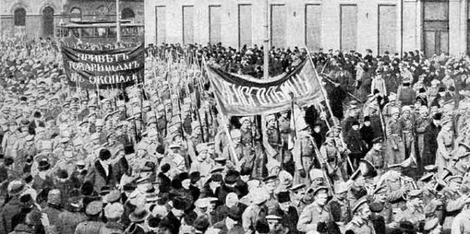 Historie ruské říše: únorová revoluce. Demonstrace vojáků v Petrohradě ve dnech února. 