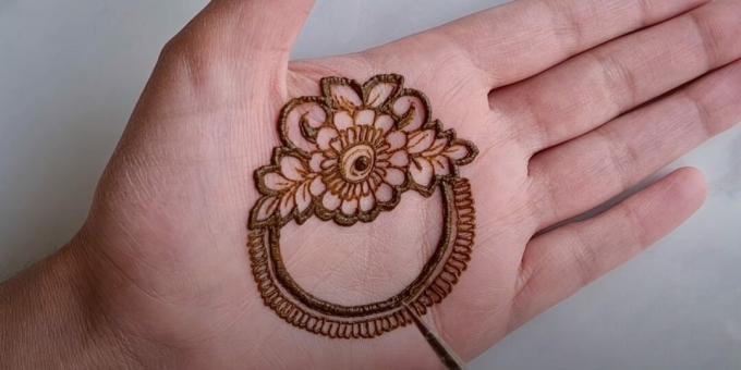 Henna kresby na ruce: obrys kruhů