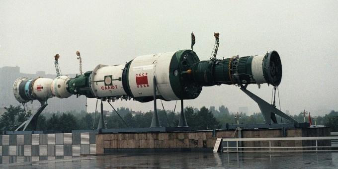 Model stanice Saljut-7 před jedním z pavilonů VDNKh v Moskvě, 1985