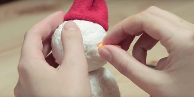 Sněhulák s vlastníma rukama: vytvořte sněhuláka a lepicí díly