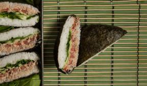Sushi sendvič onigirazu s tuňákem a špenátem