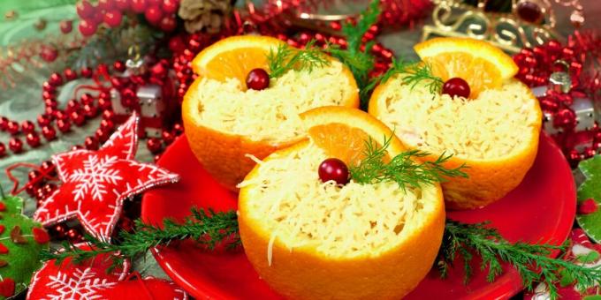 Sýrový salát s krabími tyčinkami v oranžové barvě: recepty na novoroční saláty